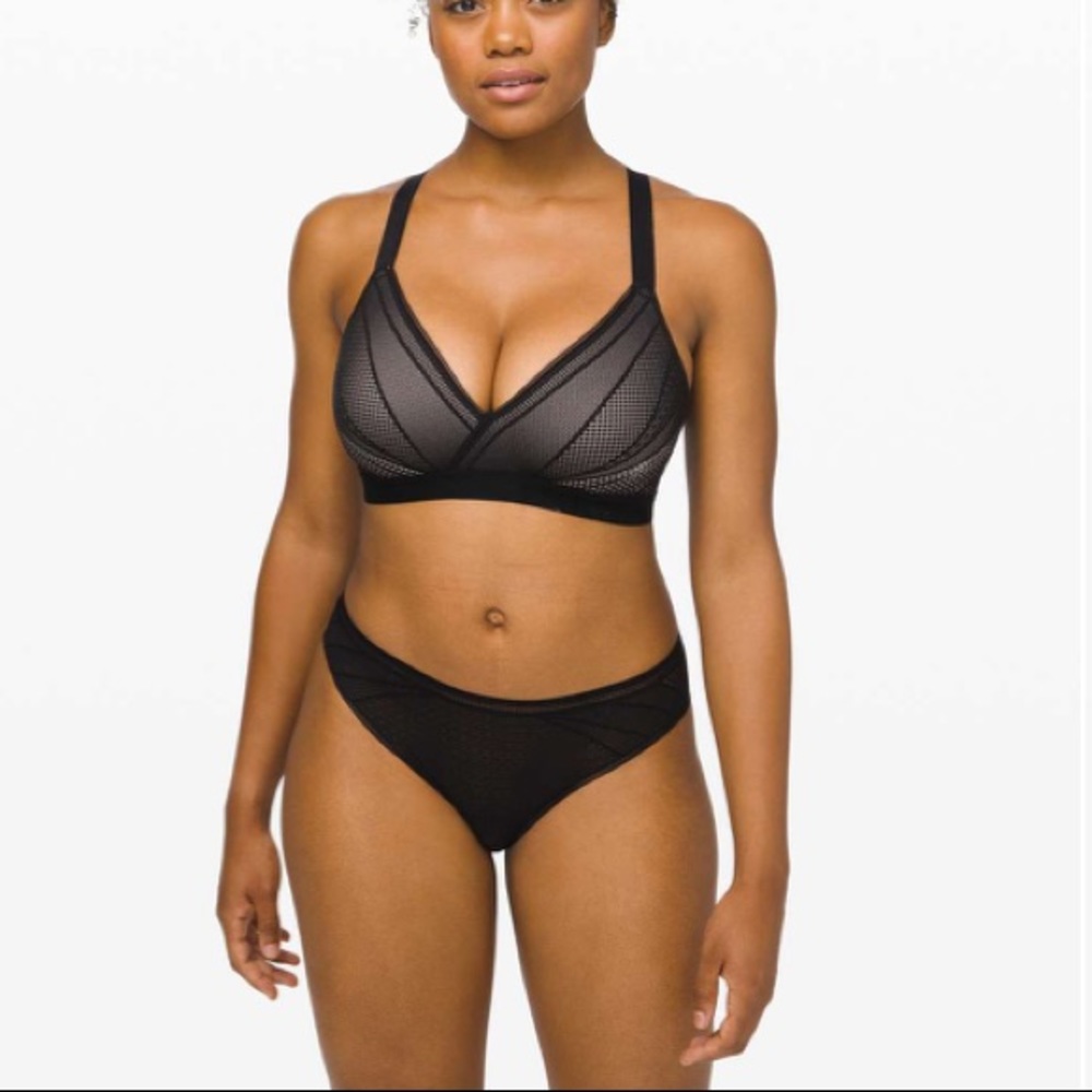 NWT Lululemon Awake to Lace Bra
Black Barely Beige